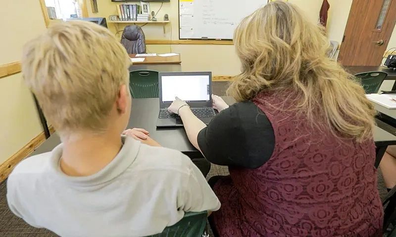 boys-blended-learning-teaching